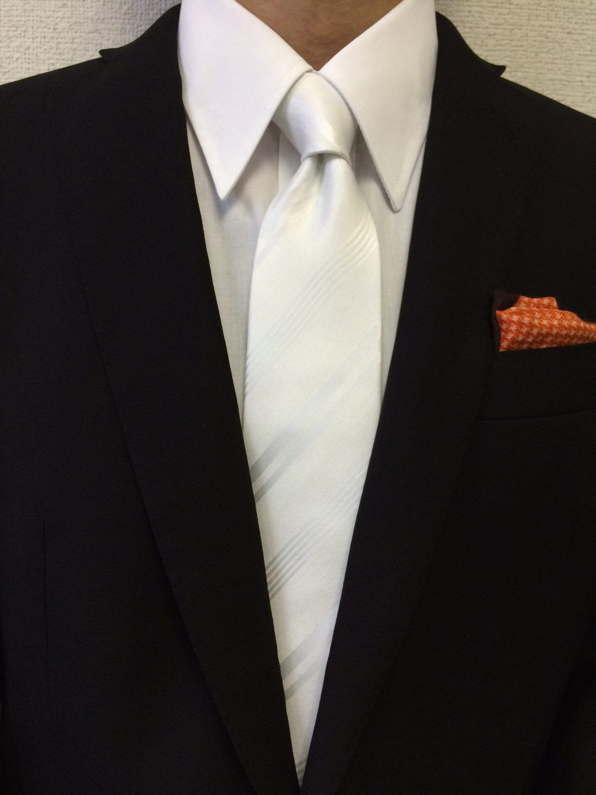 礼服 ポケットチーフ NG例 ネクタイと色が合っていない フォーマルマナー違反