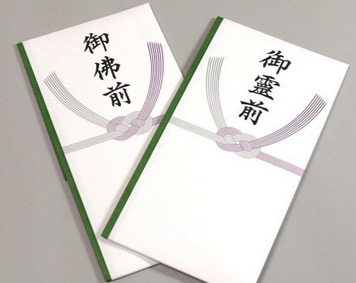 御霊前・御仏前の香典袋を並べた落ち着いた法要イメージ