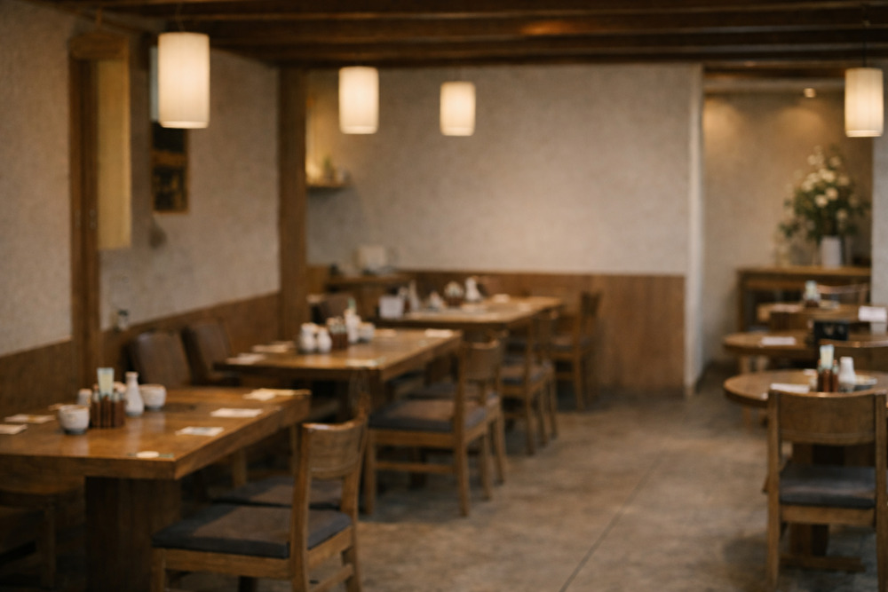 落ち着いた飲食店の店内イメージ|葬儀後の食事マナーを考えるシーン