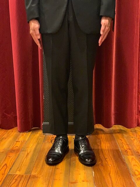 パンツの丈が少し短い写真