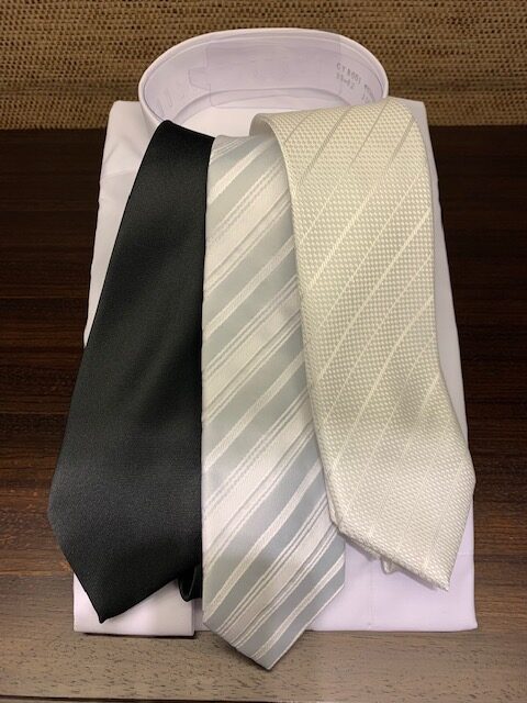 白いネクタイと黒いネクタイの画像