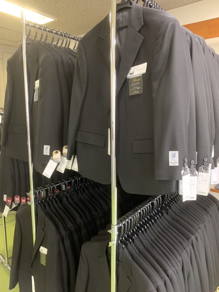 礼服をハンガーに掛けて保管することでシワを目立ちにくくする様子