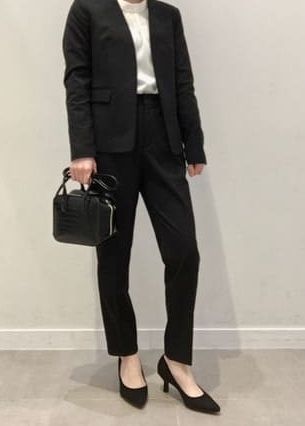 喪服としてふさわしくないパンツスタイル