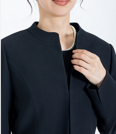 スタンドカラーの首元デザイン