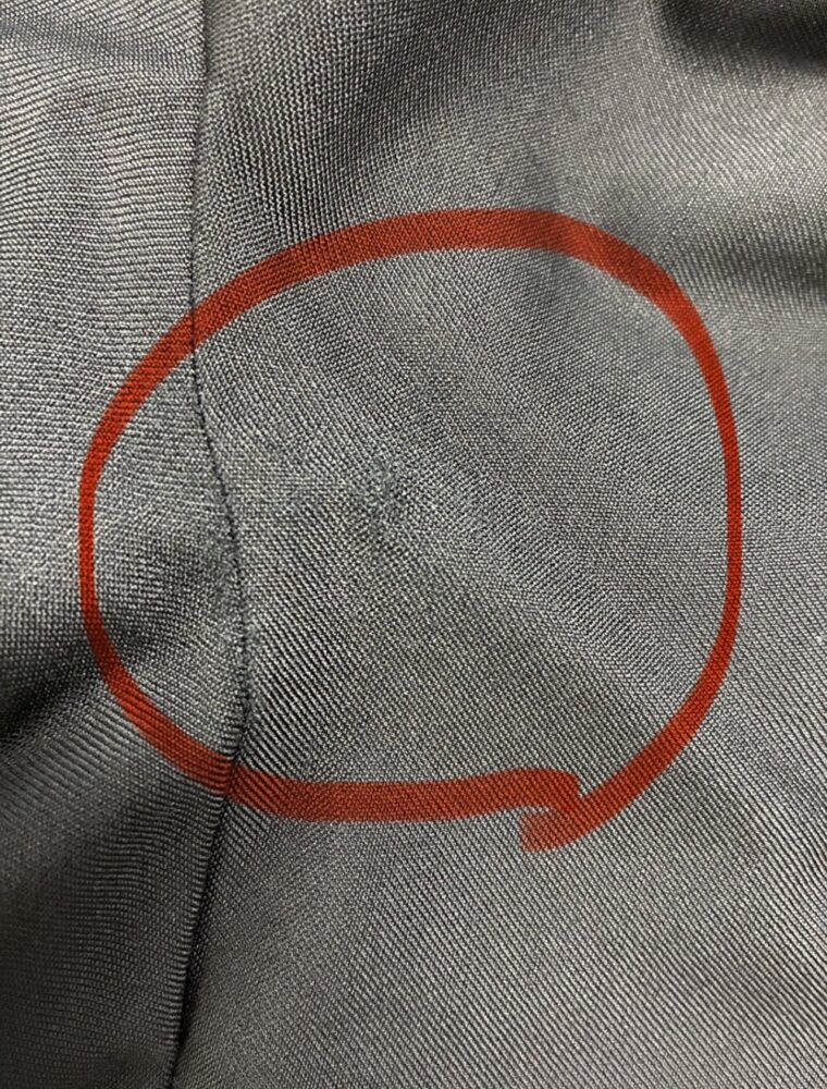 礼服・喪服レンタル相羽の商品管理で確認しているパンツ股部分の破損