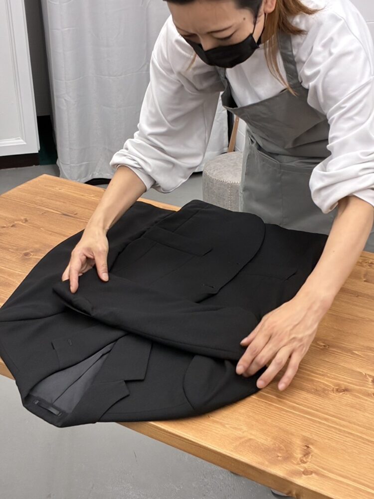 礼服・喪服レンタル相羽スタッフによる発送前の畳み作業