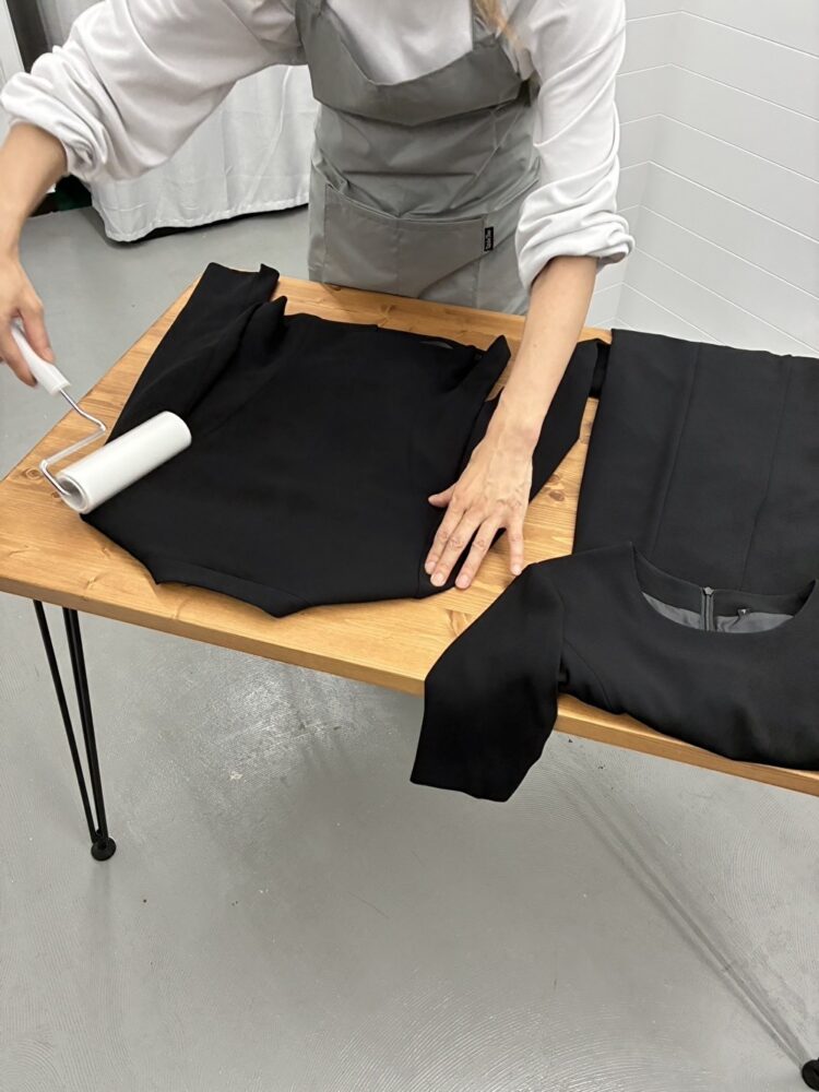 礼服レンタル相羽スタッフによる出荷前メンテナンス作業