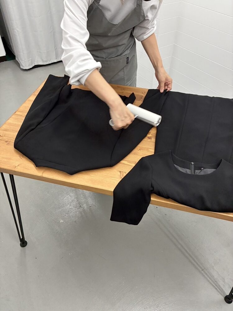 喪服レンタル商品の発送前ホコリ確認と検品作業