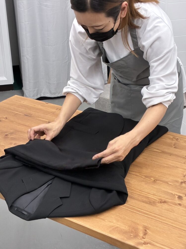 喪服レンタル発送前の検品と梱包作業